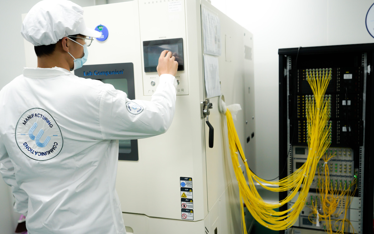 Premium Quality - operator inspecting enviornmental testing machine for PLC Splitters